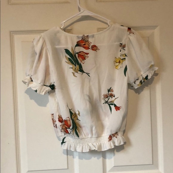 Short sleeve v neck floral top - Picture 2 of 3